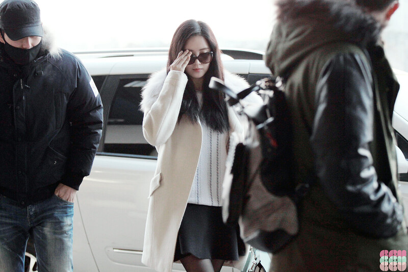 150115 Girls' Generation Seohyun at Gimpo Airport documents 4