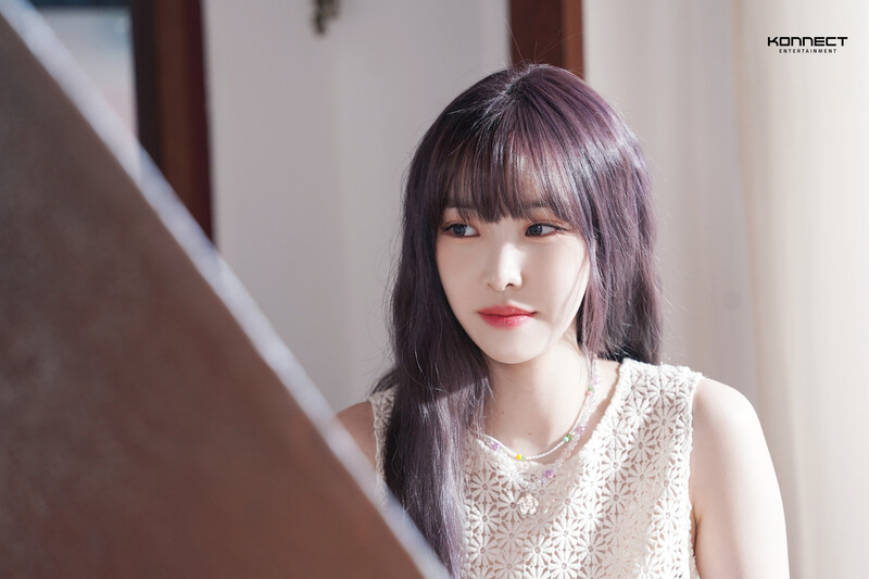 220930 Konnect Naver Post - Yuju - 'Evening' Behind documents 19