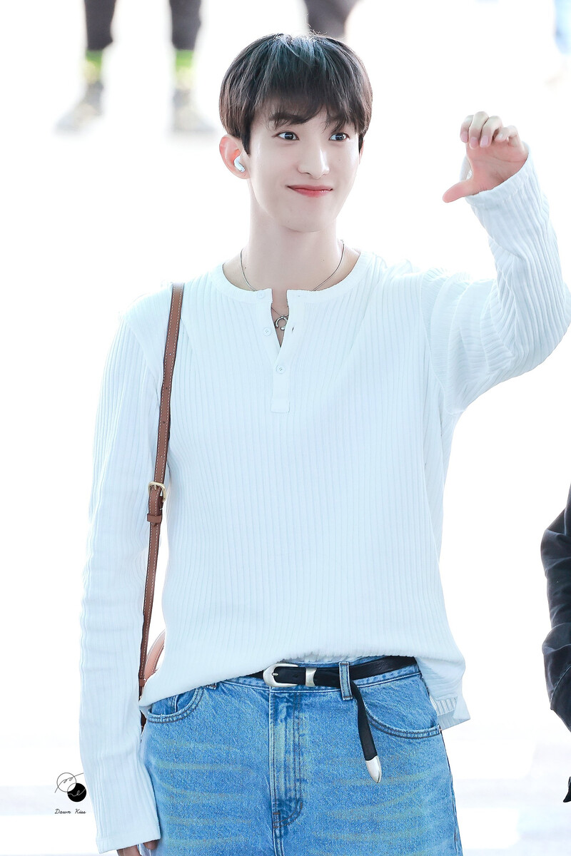 240625 SEVENTEEN DK at Incheon International Airport documents 4