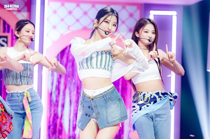 210526 fromis_9 - 'We Go' at Show Champion documents 11