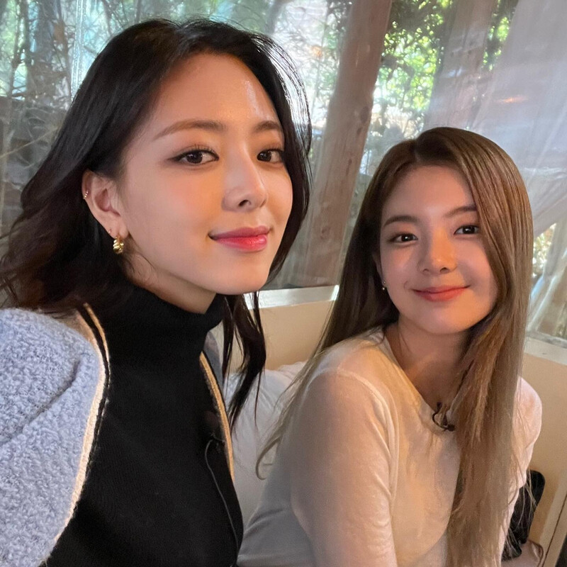 220318 ITZY Instagram Update - Yuna & Lia documents 4
