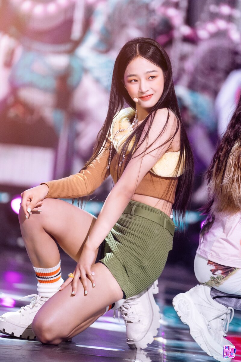 220821 NewJeans Minji - 'Attention' at Inkigayo documents 5