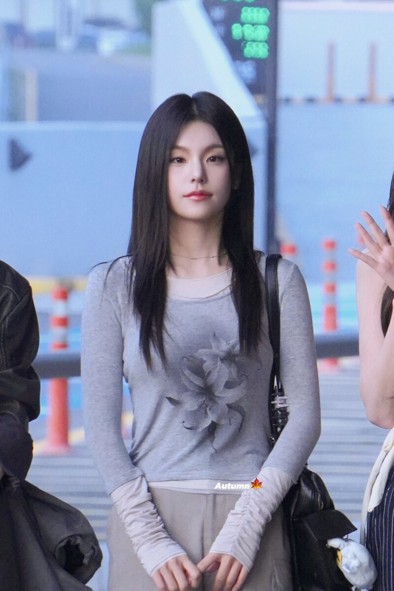 240908 - YEJI at Gimpo International Airport documents 5