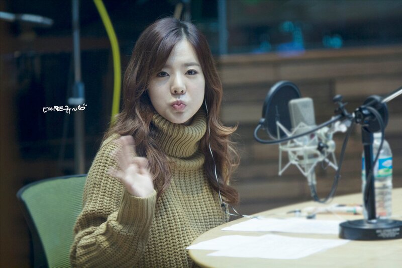 151008 Girls' Generation Sunny and Taeyeon at Sunny FM Date documents 1