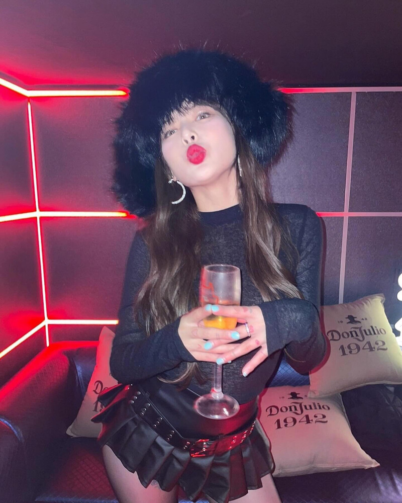 231208 Hyuna Instagram update documents 1