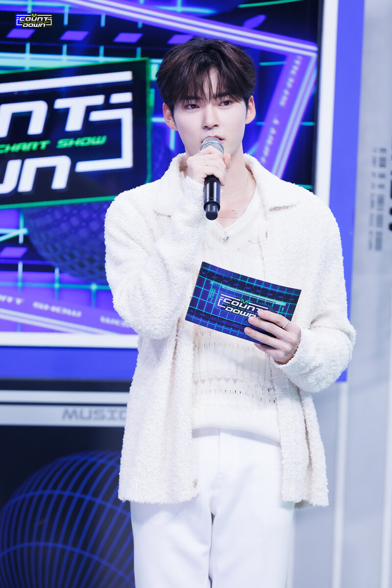 2321116 MC Hanbin at M Countdown documents 10