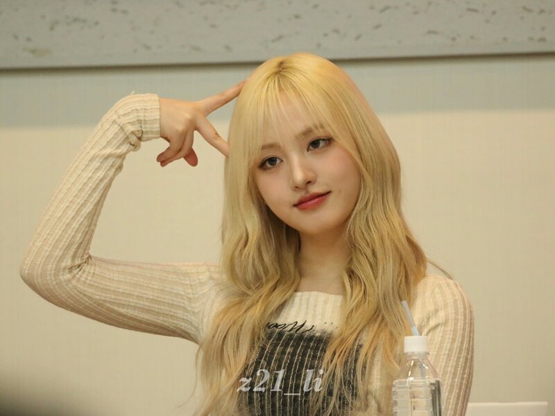 240209 Liz at Fansign Event in Japan documents 7