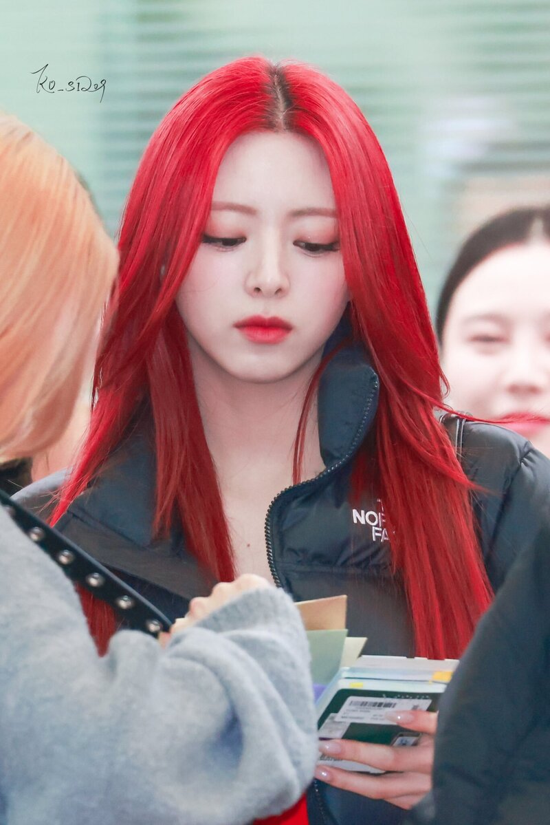 240217 ITZY Yuna at Incheon International Airport documents 1