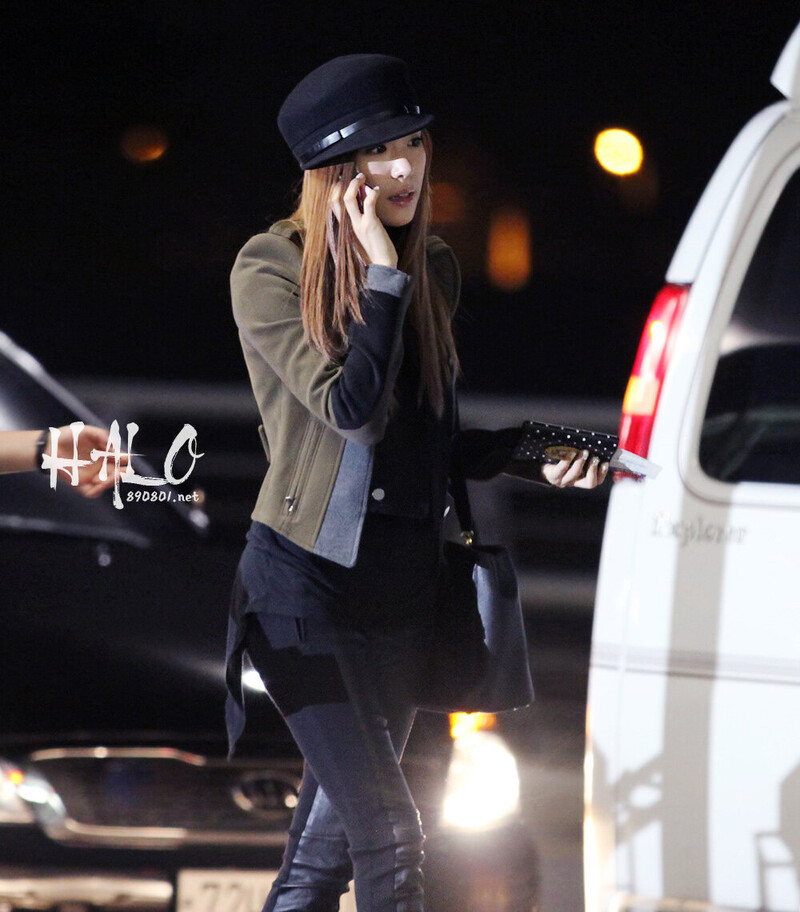 121109 Girls' Generation Tiffany at Gimpo & Incheon Airports documents 2