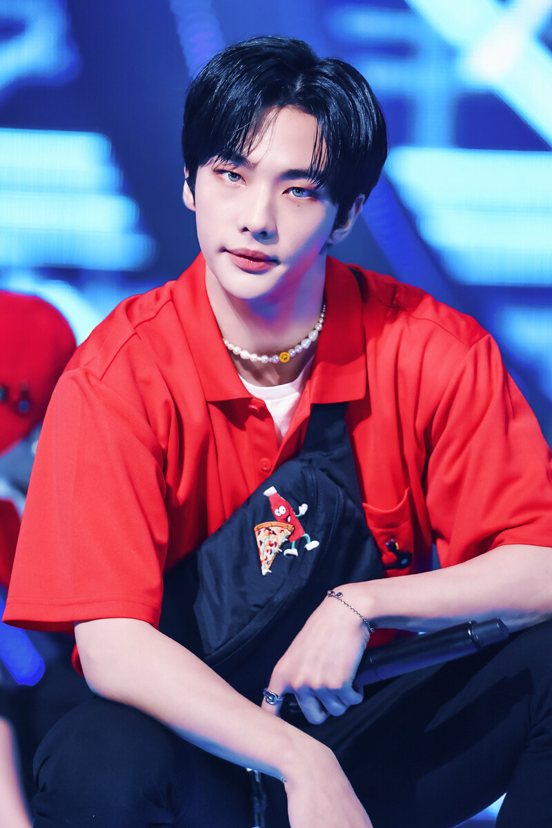 210926 StrayKids Hyunjin - 'DOMINO' at Inkigayo documents 1