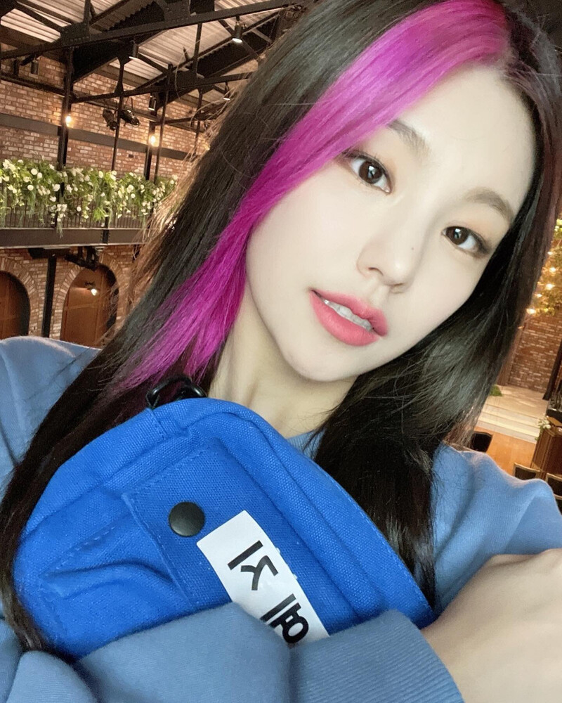 211025 ITZY SNS Update - Yeji documents 10