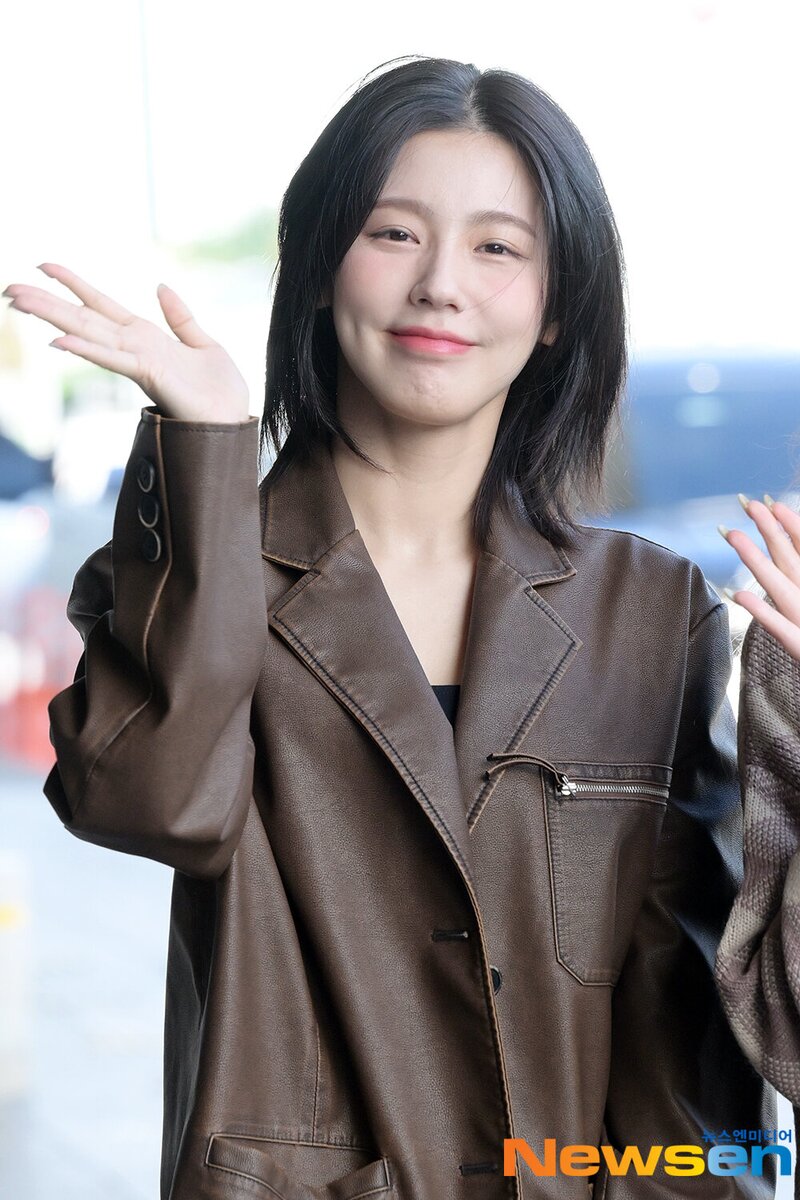 231003 (G)I-DLE Miyeon at Gimpo International Airport documents 2