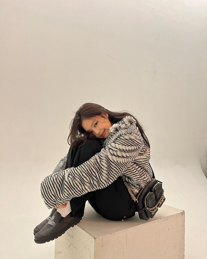 220125 - JENNIE Instagram Update documents 10