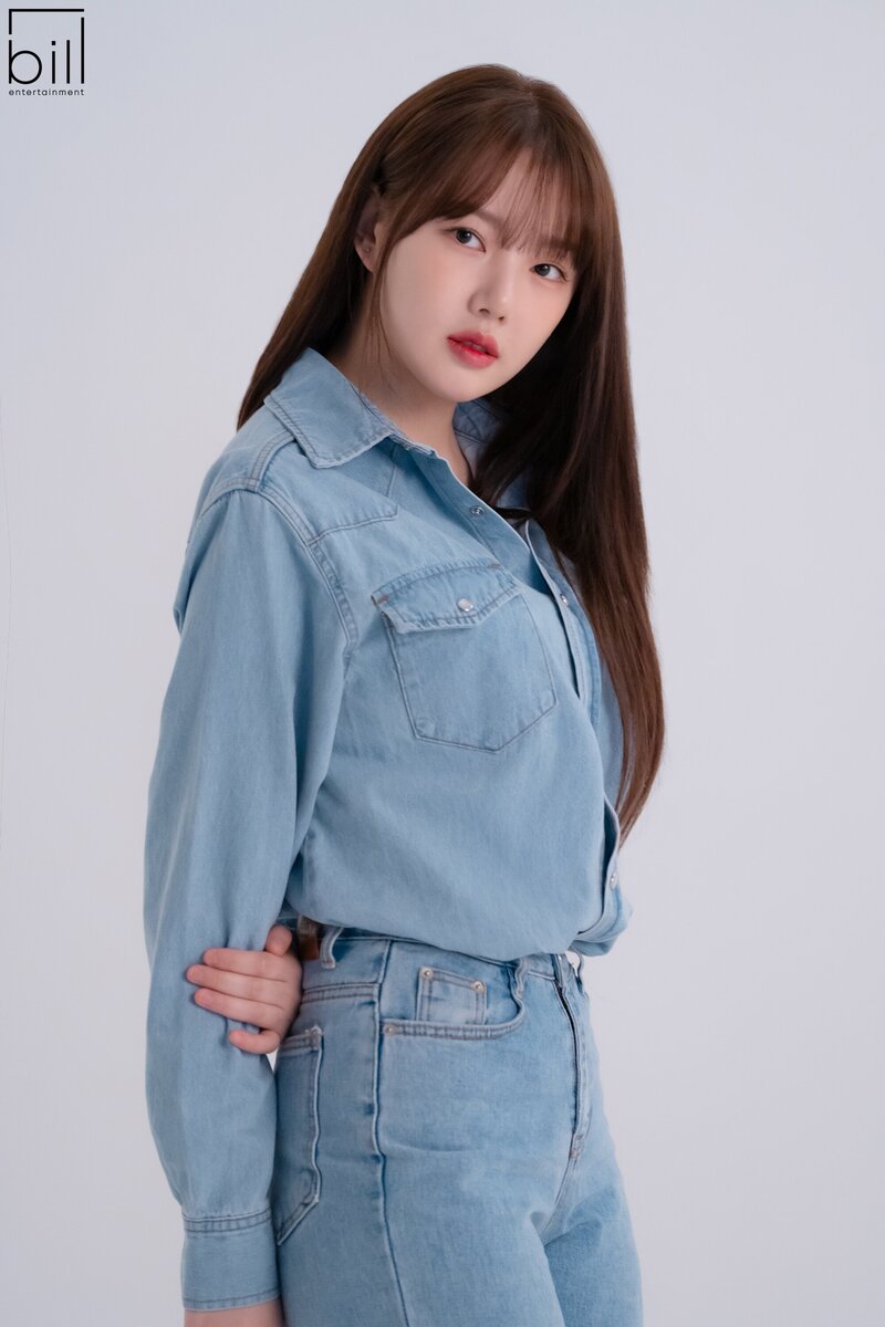230504 Bill Entertainment Naver post - Yerin Profile images behind documents 5