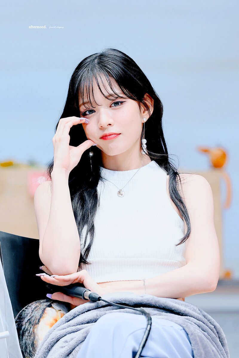 220713 fromis_9 Chaeyoung documents 4