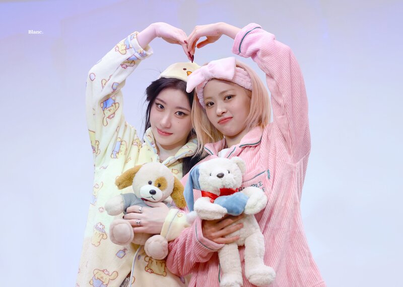 240114 ITZY Chaeryeong and Ryujin - Soundwave Fansign Event documents 1