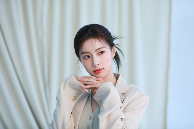 221029 8D Naver Post - Kang Hyewon - Manyo Factory Photoshoot Behind documents 13