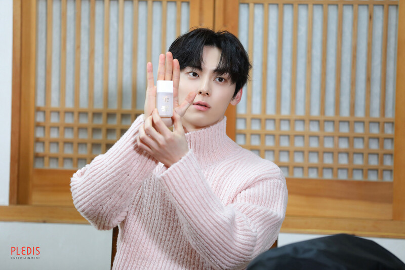 230504 Hwang Minhyun Weverse Update -‘What’s in My Bag’ Photo Sketch documents 2