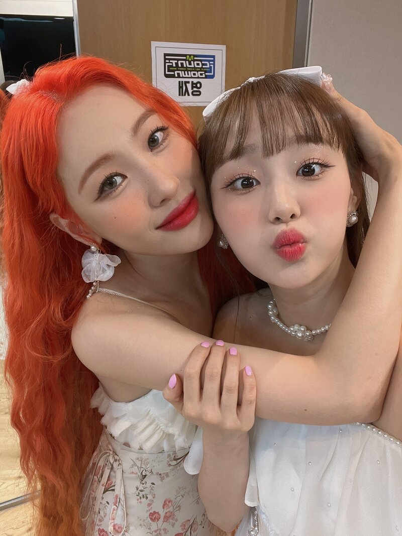 220703 LOONA Twitter Update - Chuu with Sunmi documents 4