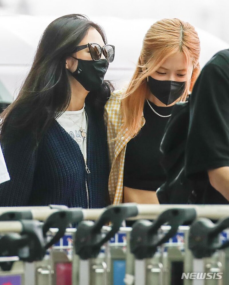 220916 BLACKPINK at the Incheon International Airport documents 19