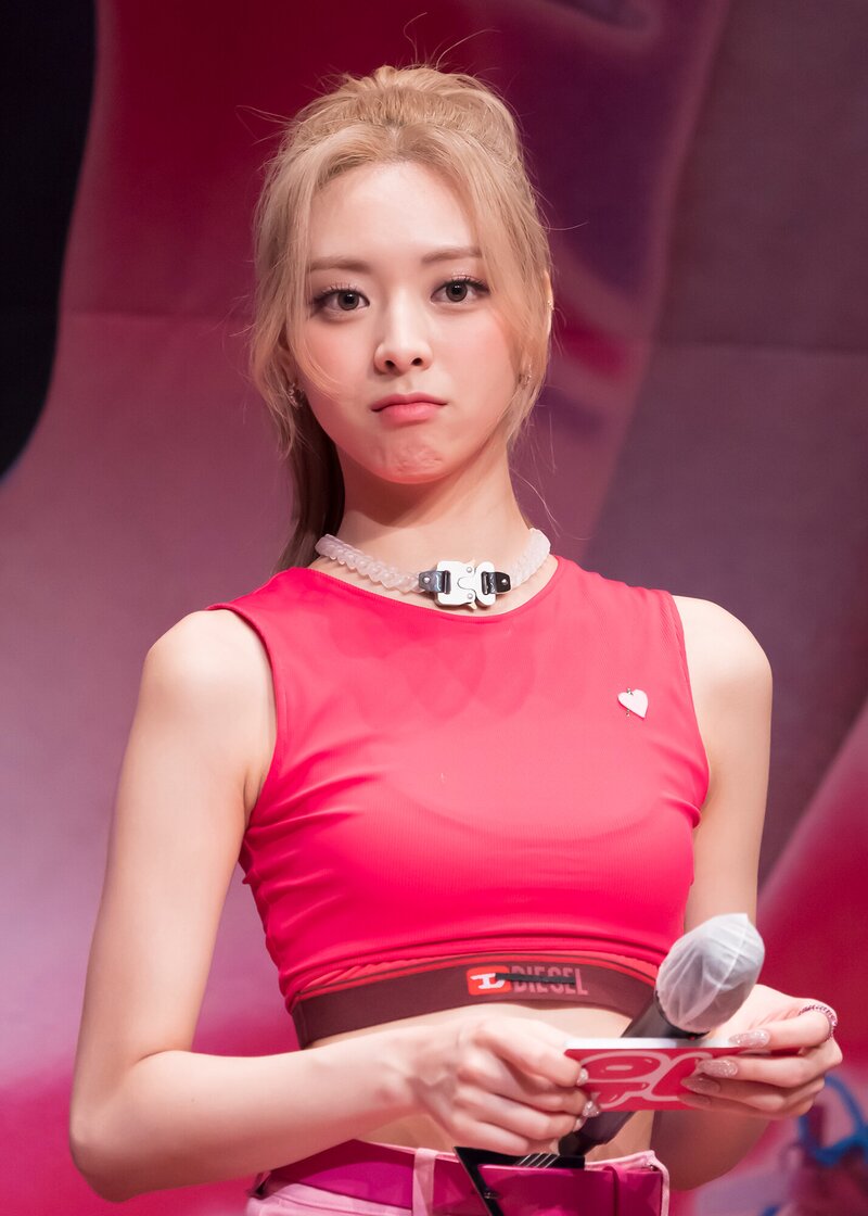 220723 ITZY Yuna - Fansign Event documents 22