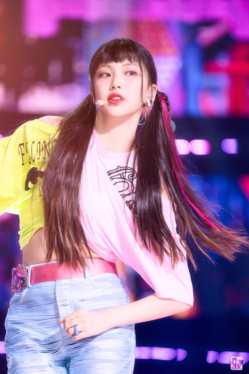 220821 NewJeans Hyein - 'Attention' at Inkigayo documents 5