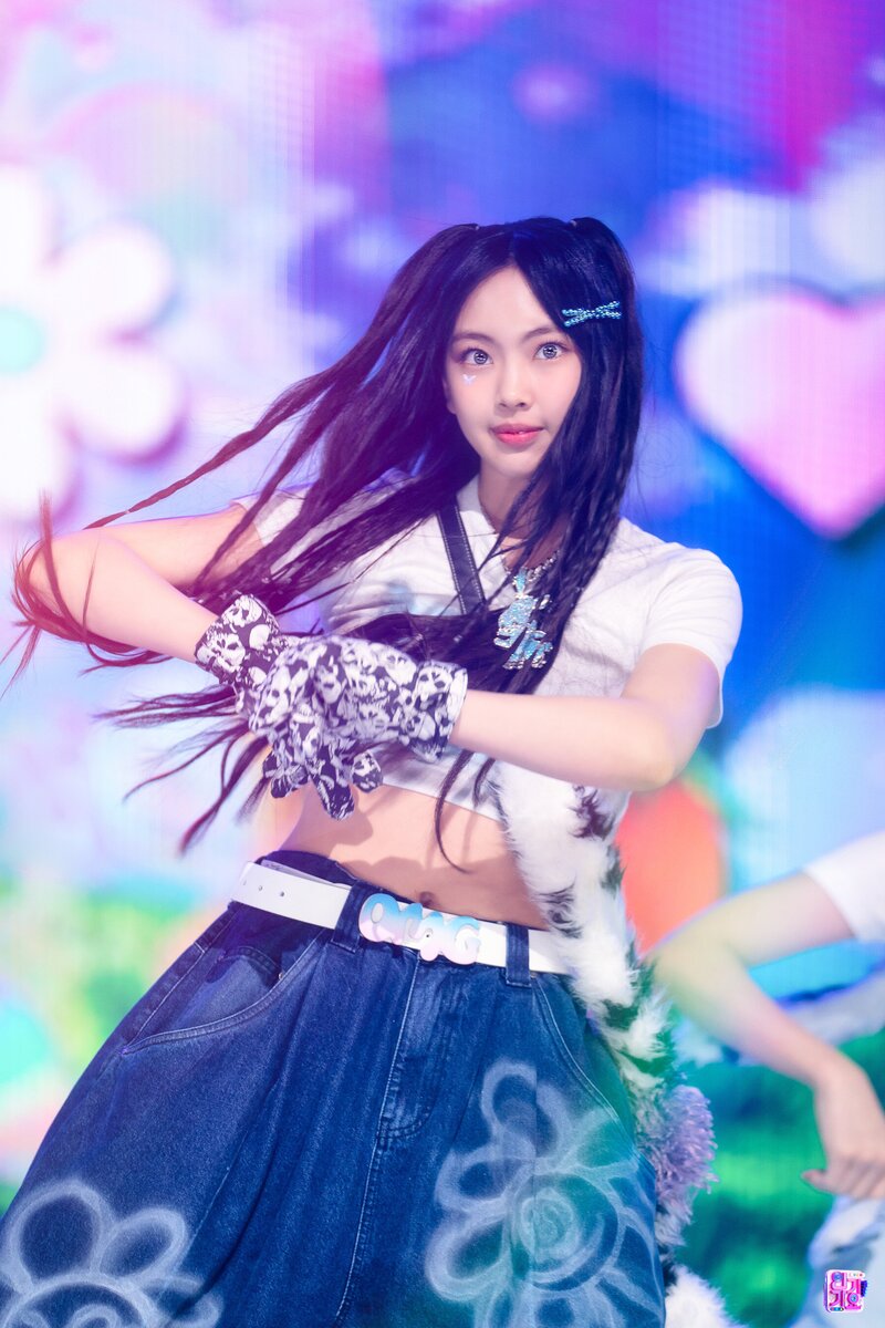 230129 NewJeans Hyein 'OMG' at Inkigayo documents 15