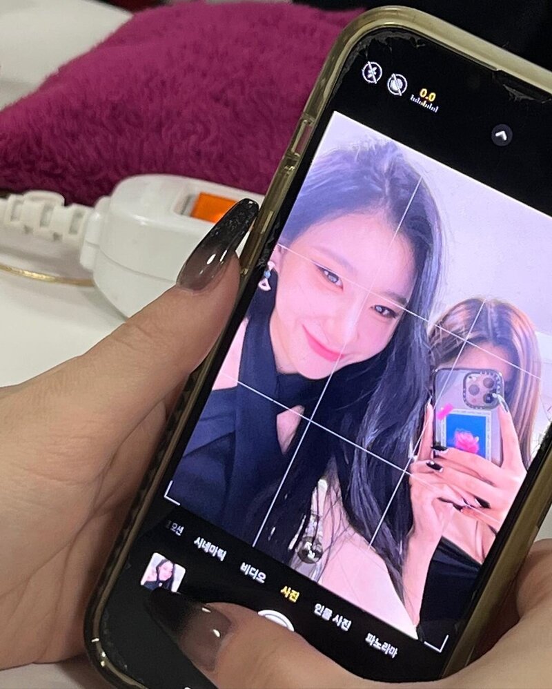 230605 - ITZY Yeji Instagram Update with Chaeryeong documents 4