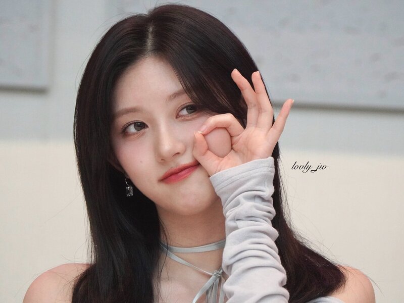 240209 Gaeul at Fansign Event in Japan documents 3