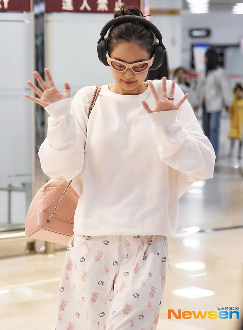240502 JENNIE at the Gimpo Airport documents 2