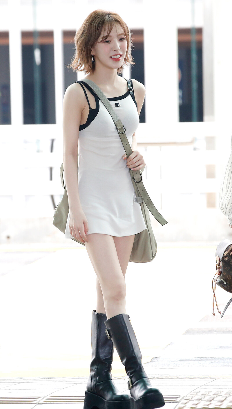 240712 Red Velvet Wendy at Incheon International Airport documents 2