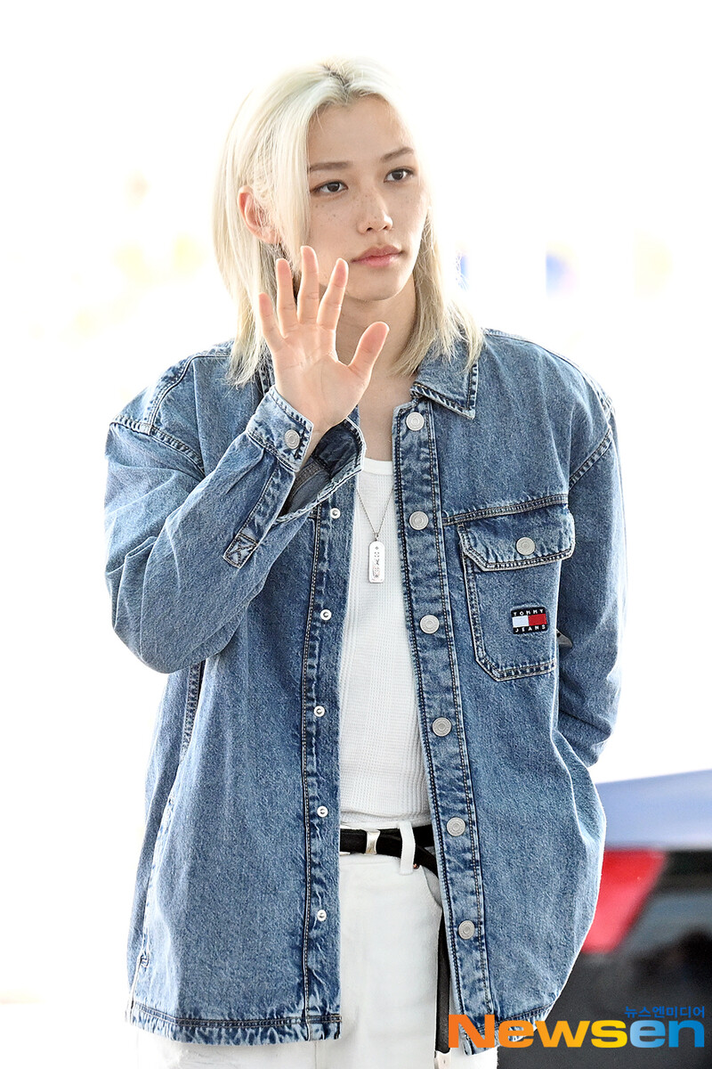 240731 StrayKids Felix at Incheon International Airport documents 3