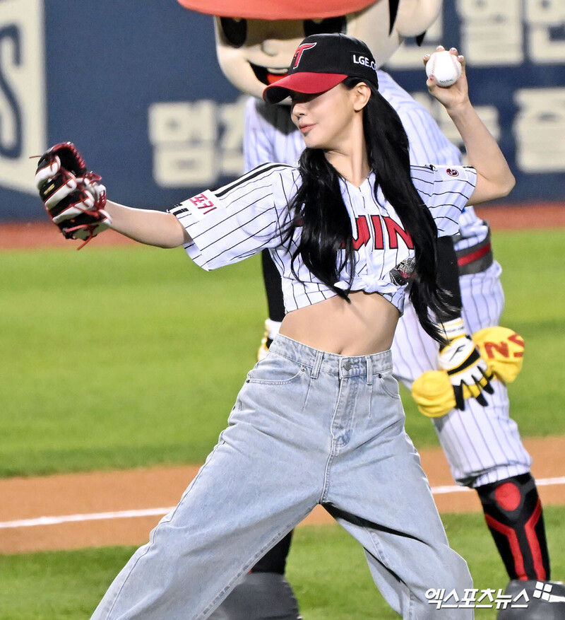 (G)I-DLE's Miyeon throws First Pitch for LG Twins documents 1