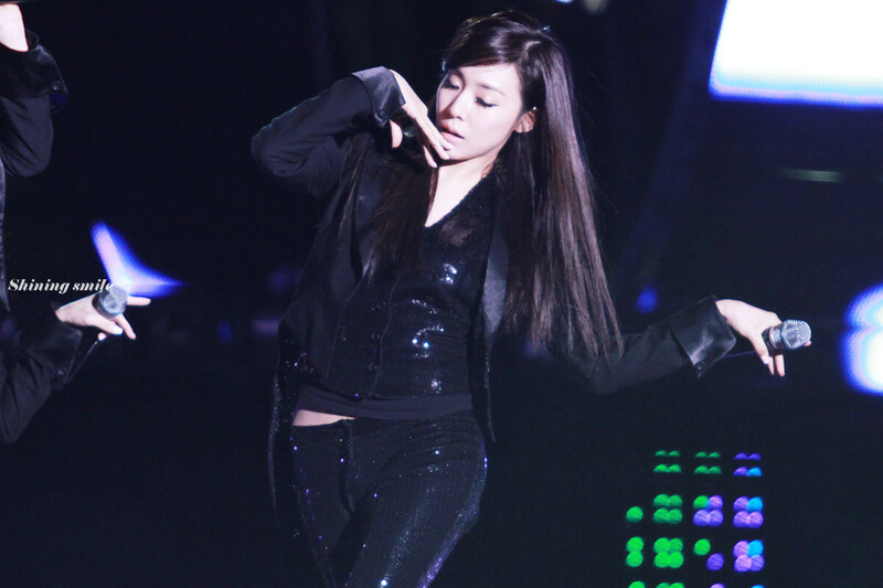 111002 Girls' Generation Tiffany at Busan Power Concert documents 9