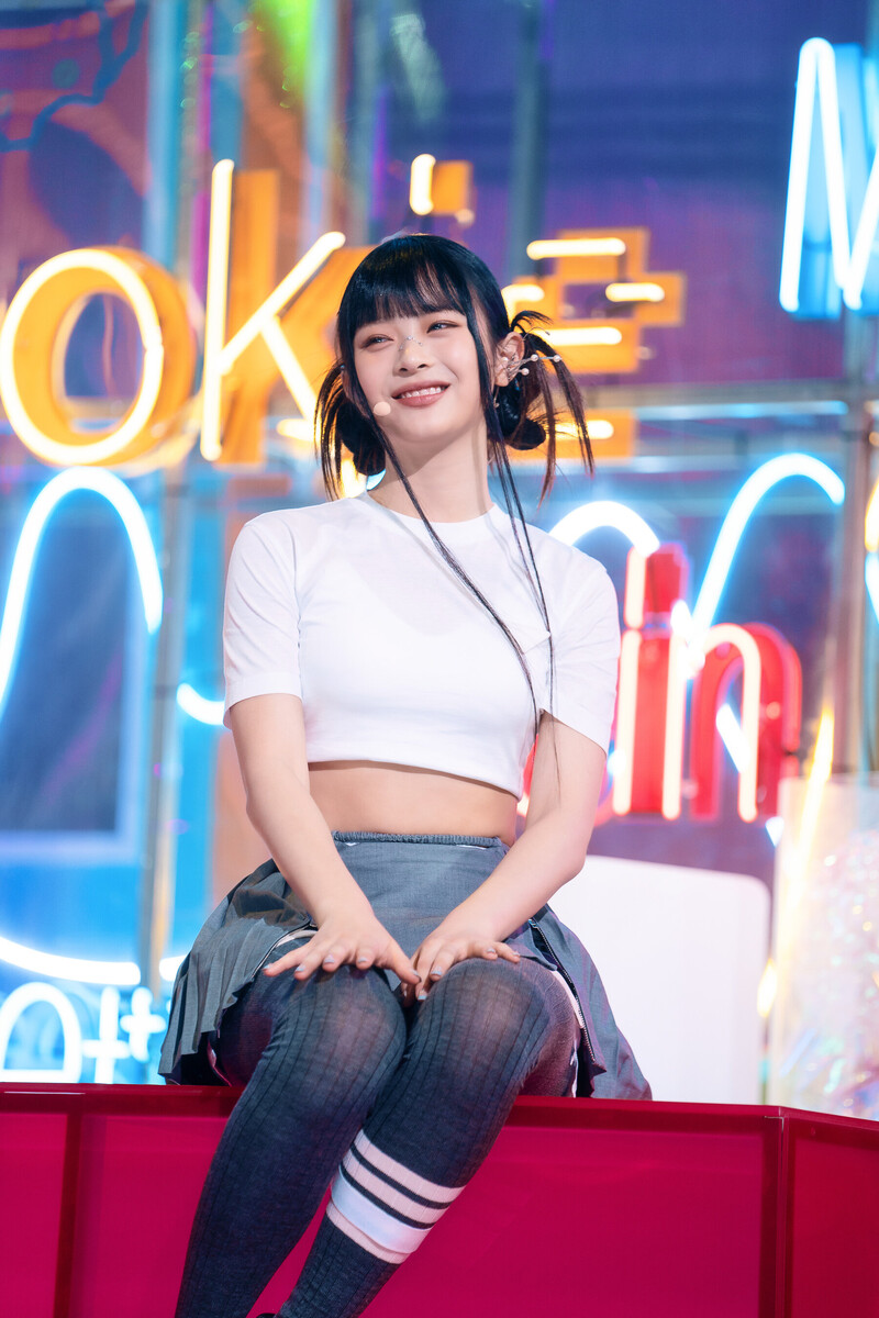 220807 NewJeans Hanni 'Cookie' at Inkigayo documents 1