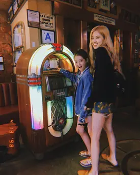 190414 - BLACKPINK Rosé and MEOVV Ella Instagram Update