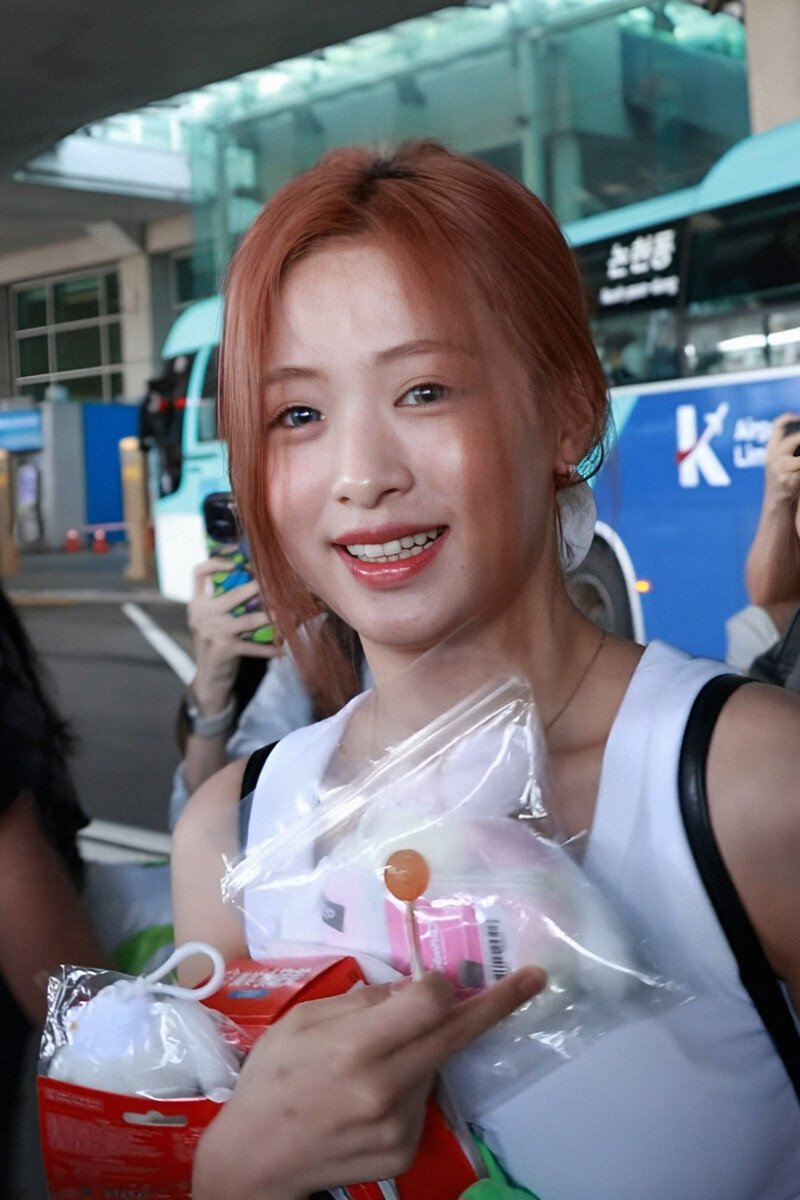 240624 BABYMONSTER Ahyeon at Incheon International Airport documents 2