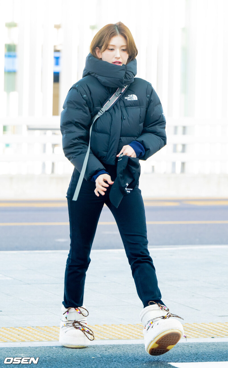 250102 Jeon Somi at Incheon Airport documents 15