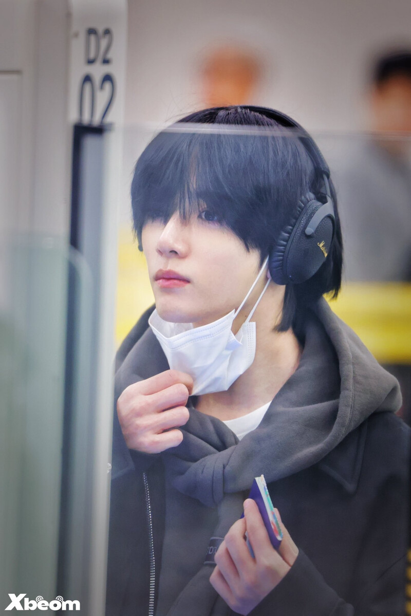 250103 TXT Beomgyu at Incheon Airport documents 8