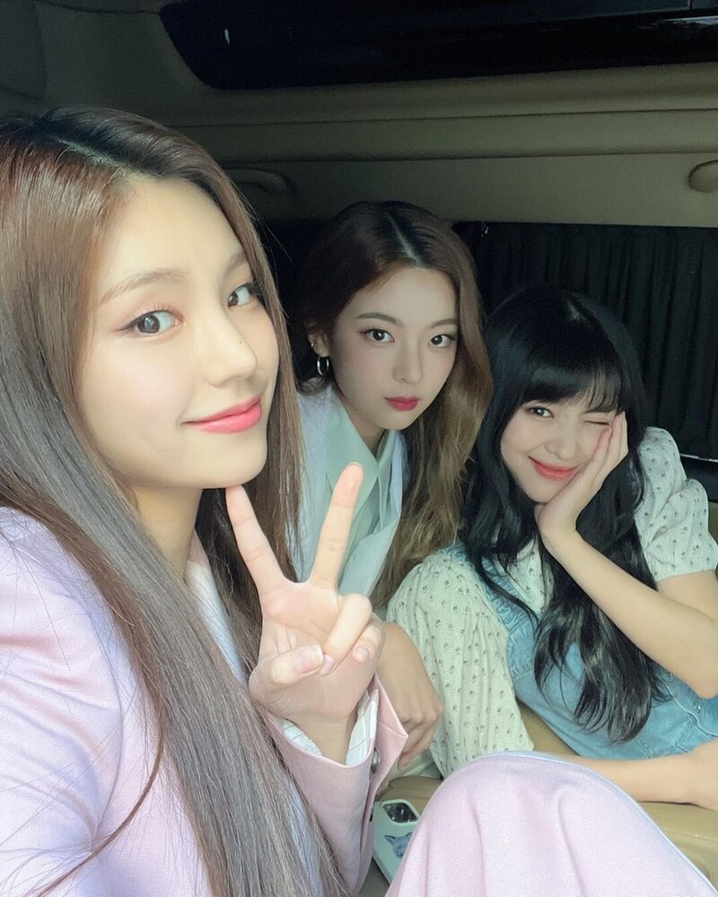 220520 ITZY Instagram Update - Yeji, Lia, and Ryujin documents 1