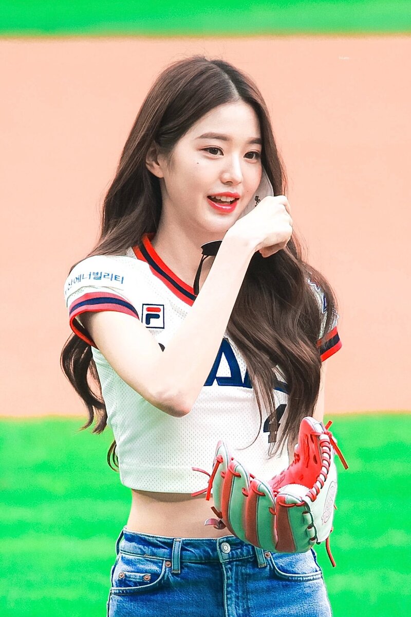 220619 IVE Wonyoung - Doosan Bears First Pitch documents 2