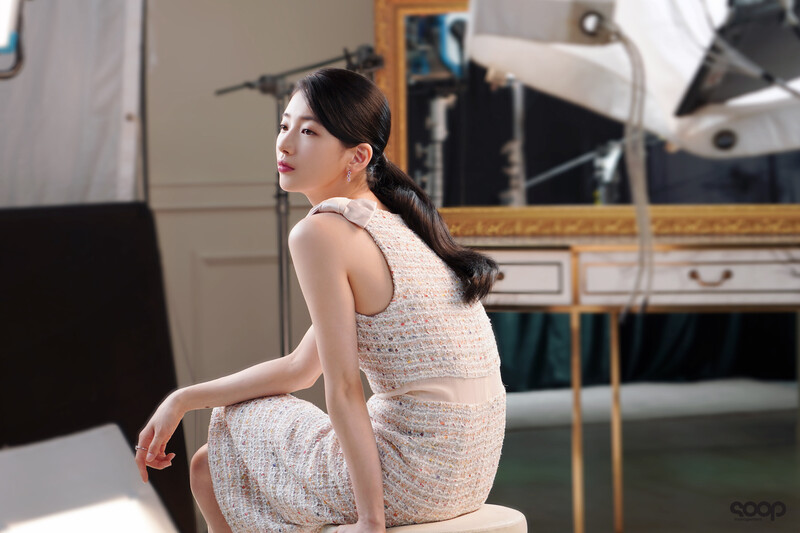 220628 SOOP Naver - Bae Suzy - 'Anna' Behind documents 8