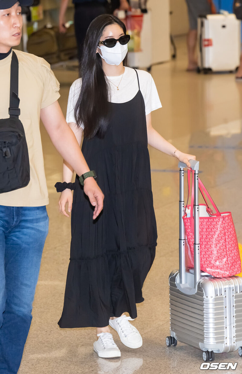 230916 TWICE Dahyun at Incheon International Airport documents 2