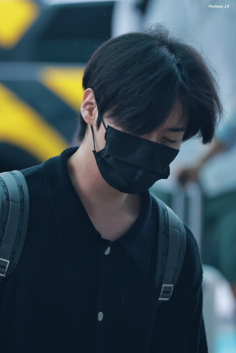 240708 Stray Kids Lee Know at Incheon International Airport documents 3