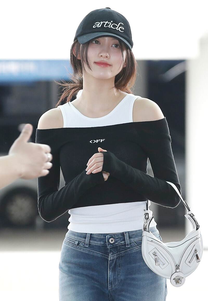 240801 IVE Gaeul at Incheon International Airport documents 2