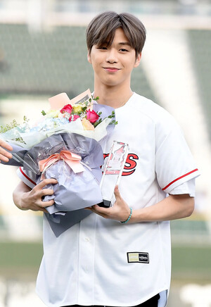 190709 Kang Daniel throwing 1st pitch for Lotte Giants