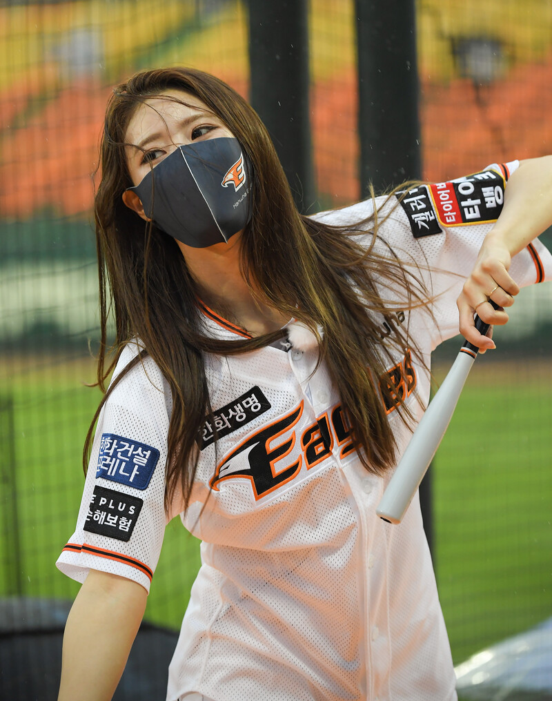 210615 Lovelyz Mijoo - Hanwha Eagles 1st Pitch documents 15