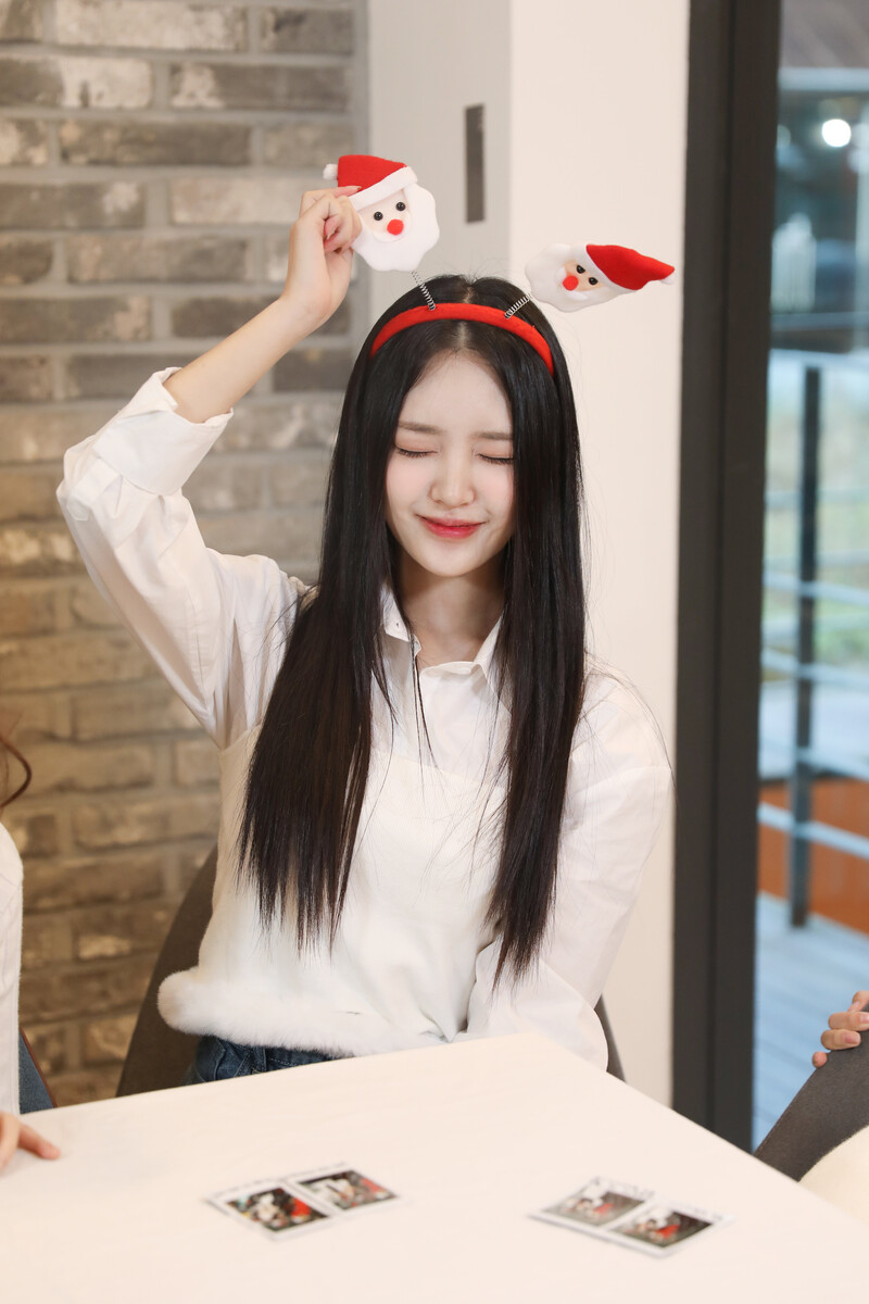 221217 YES IM Naver Post - Seo Yunju tree decoration Behind documents 8