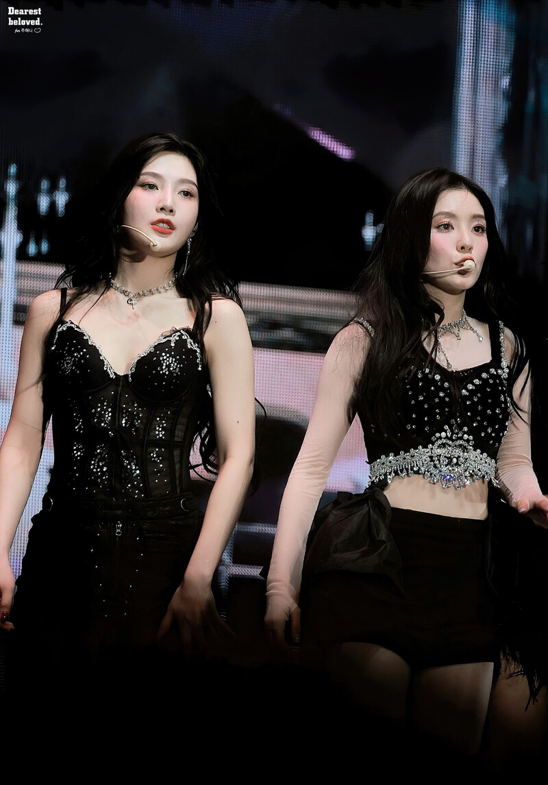 230401 Red Velvet Irene & Joy - 'R to V' Concert in Seoul Day 1 documents 3