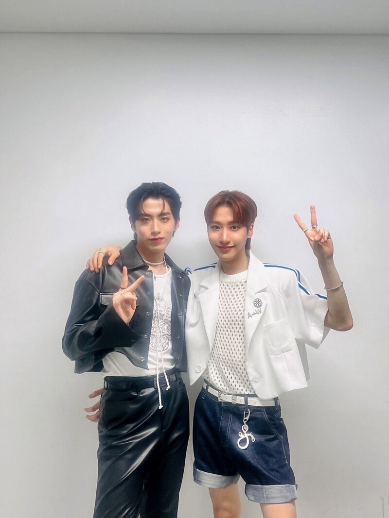 230720 ONEWE Twitter Update - Xion and Dongmyeong documents 2